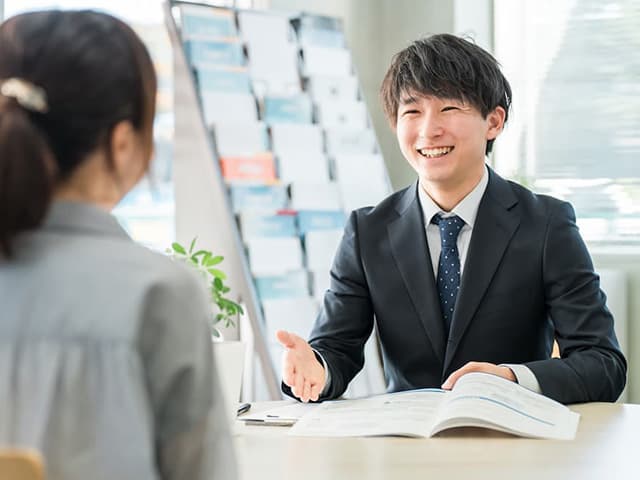 接客する男性スタッフ